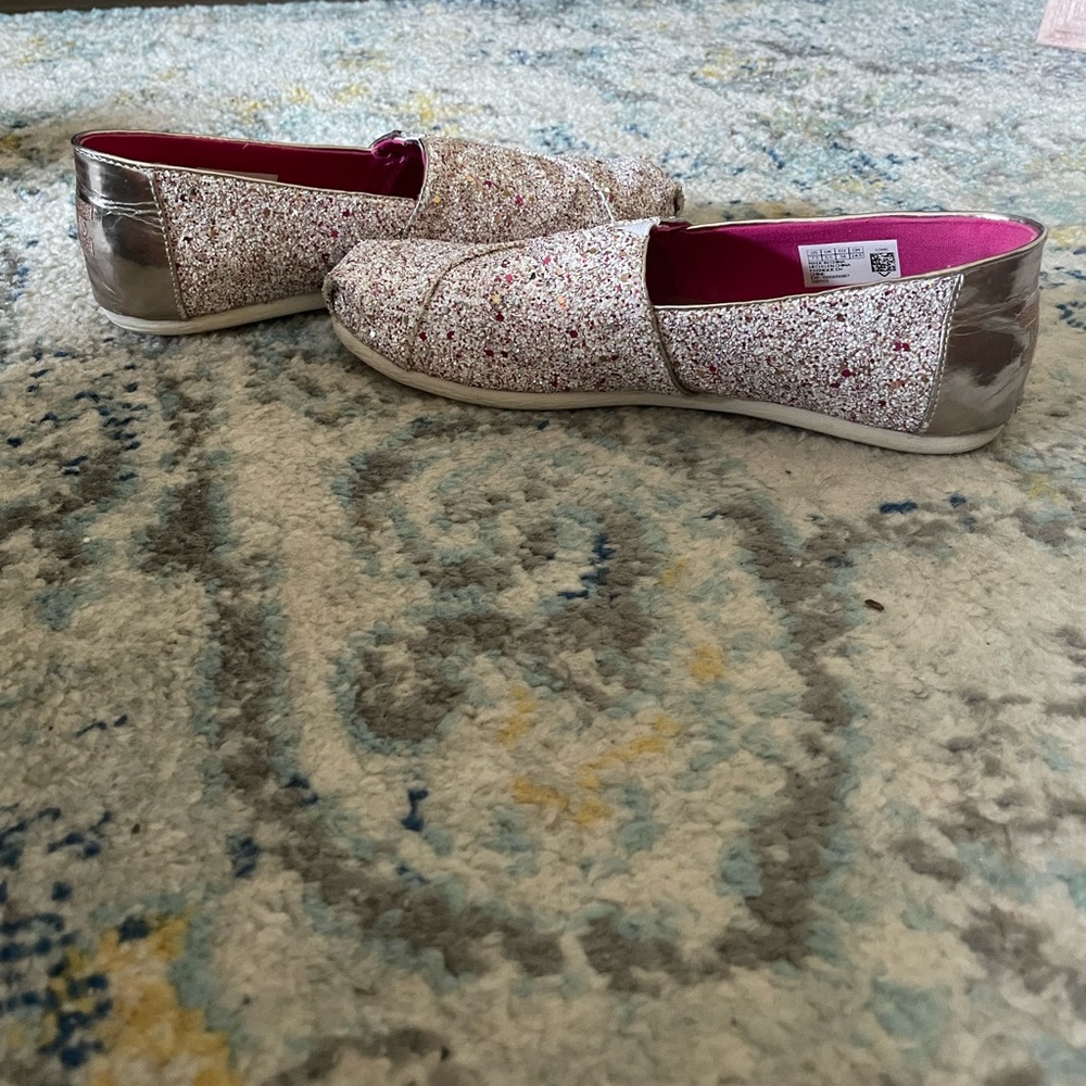 Womens TOMS peppermint slide on shoes. Size 7.5